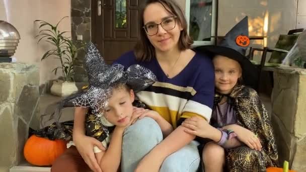 Retrato Familia Con Dos Niños Celebra Halloween Aire Libre Mamá — Vídeos de Stock