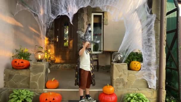 Портрет Мальчика Праздничном Костюме Хэллоуина Смотрящего Камеру Надевающего Шляпу Ведьмы — стоковое видео