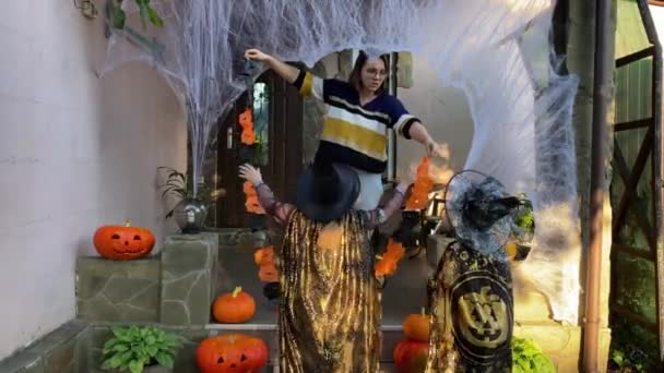 Familie Bereitet Sich Begeistert Auf Halloween Freien Vor Mutter Und — Stockvideo