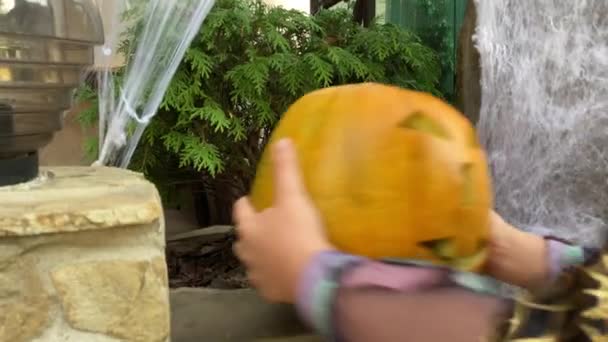 Nahaufnahme Eines Jungen Mädchens Einem Halloween Kostüm Das Begeistert Die — Stockvideo