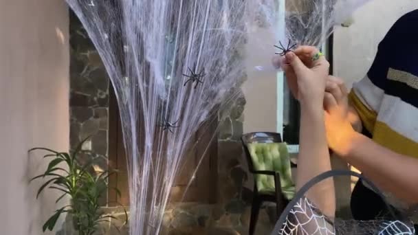Aile Cadılar Bayramı Için Dışarıda Hazırlanıyor Bir Anne Çocuk Sevinçle — Stok video