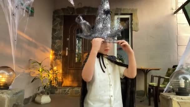 Portret Chłopca Świątecznym Kostiumie Halloween Patrzącego Kamerę Zakładającego Kapelusz Czarownicy — Wideo stockowe