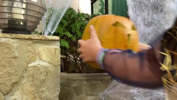 Zbliżenie Młodej Dziewczyny Kostiumie Halloween Entuzjastycznie Zdobiącej Ganek Dynią Jack — Wideo stockowe