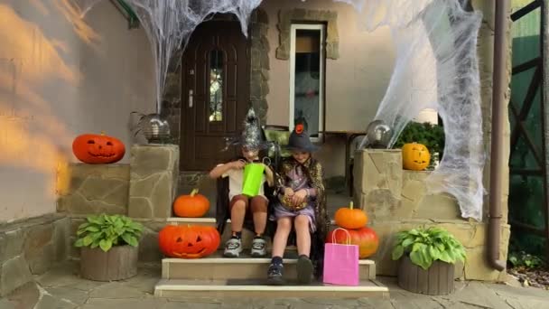 Bambini Costumi Halloween Condividono Caramelle Dolci Dopo Trucco Trattamento Ragazzo — Video Stock