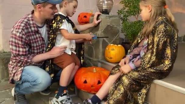 Família Com Duas Crianças Celebram Halloween Acendem Uma Abóbora Jack — Vídeo de Stock