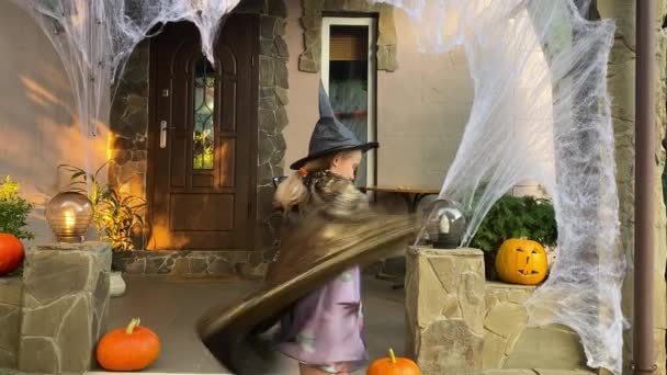 Porträt Eines Runzeligen Mädchens Festlichen Halloween Kostüm Das Die Kamera — Stockvideo
