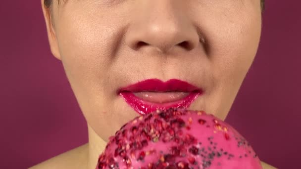 Jeune Femme Adulte Méconnaissable Aux Lèvres Vibramment Colorées Mange Nourriture — Video