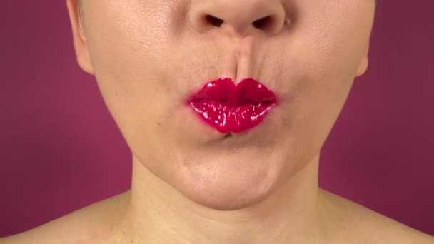 Mulher Adulta Jovem Irreconhecível Lábios Vibrantemente Coloridos Goma Mascar Brincalhamente — Vídeo de Stock