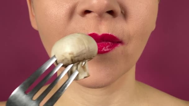 Jeune Femme Méconnaissable Aux Lèvres Vibramment Colorées Mange Champignon Sur — Video