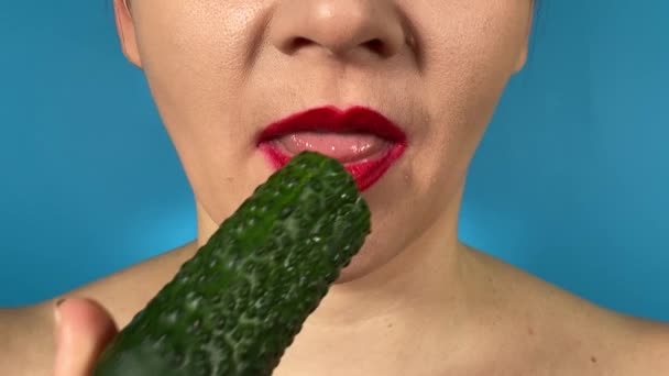 Nierozpoznawalna Młoda Kobieta Żywiołowo Kolorowe Usta Zjada Ogórek Gryząc Nim — Wideo stockowe