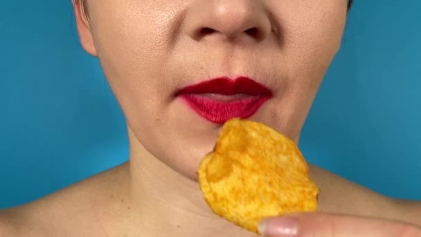 Oigenkännlig Ung Vuxen Kvinna Med Levande Färgade Läppar Äter Mat — Stockvideo