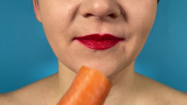 Joven Mujer Colores Vibrantes Labios Disfruta Bocadillos Saludables Morder Zanahoria — Vídeo de stock