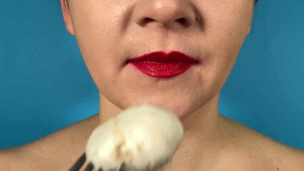 수없는 활기찬 입술은 포크에 버섯을 실내에서 조각을 맛보는 클로즈업 파란색 — 비디오