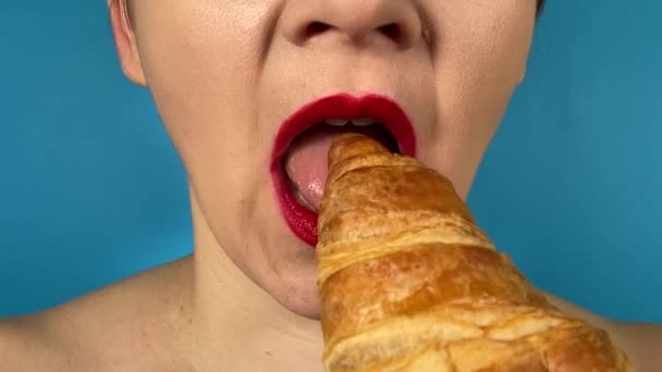Jonge Volwassen Vrouw Met Levendig Gekleurde Lippen Eet Zoet Voedsel — Stockvideo