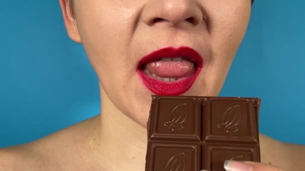 Nierozpoznawalna Młoda Kobieta Żywiołowo Kolorowymi Ustami Słodkie Jedzenie Pyszną Czekoladę — Wideo stockowe