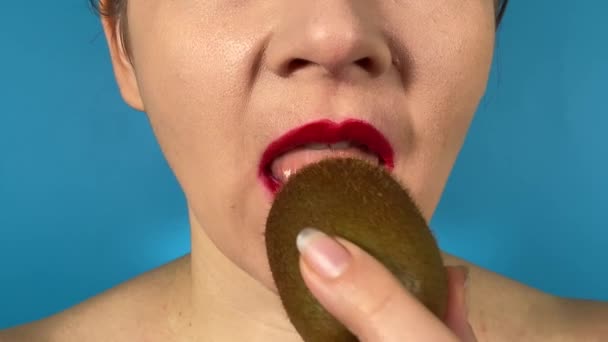 Onherkenbare Jonge Volwassen Vrouw Met Levendig Gekleurde Lippen Eet Rijpe — Stockvideo