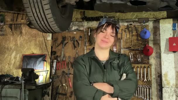 Portrét Pozitivní Mechaničky Kombinézách Stojící Pod Zdviženým Vozidlem Pozadí Automobilového — Stock video