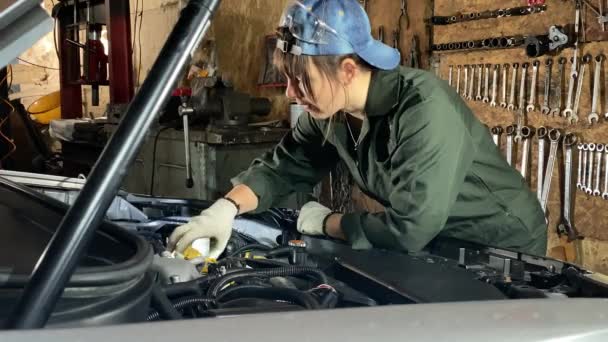 Ung Kvinna Overall Arbetar Bilverkstad Som Utför Tekniskt Bilunderhåll Inomhus — Stockvideo