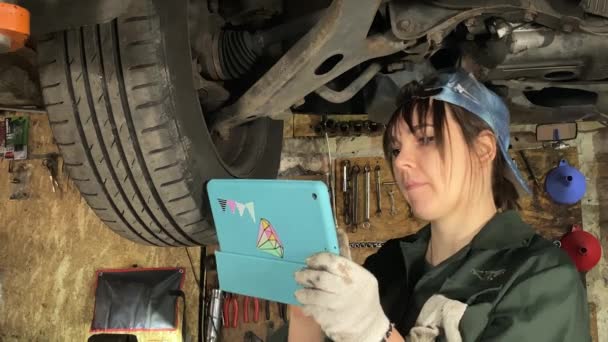 Tulumlu Genç Bir Kadın Bir Araba Servis Istasyonunda Dijital Tablet — Stok video
