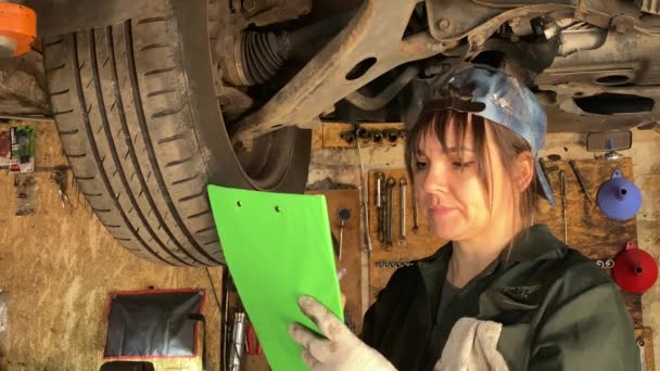Portrétní Mladá Žena Kombinézách Pracuje Autosalonu Provádí Kontrolu Podvozku Vozidla — Stock video