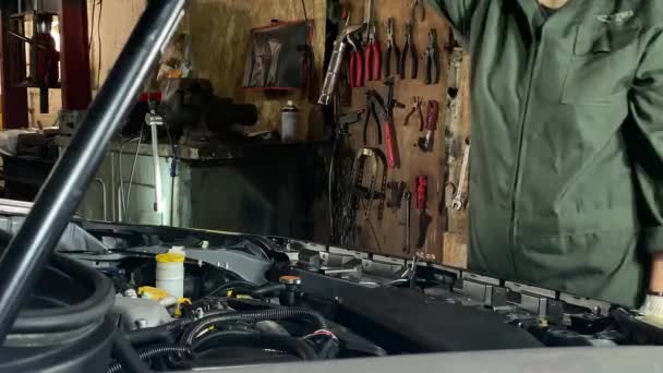 Μεσοτομή Της Νεαρής Γυναίκας Φόρμες Εργάζεται Ένα Βενζινάδικο Αυτοκινήτων Τελειώνει — Αρχείο Βίντεο