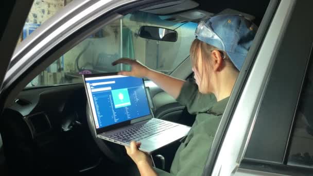 Młoda Kobieta Kombinezonie Pracuje Stacji Serwisowej Samochodu Wykonuje Komputerową Diagnostykę — Wideo stockowe