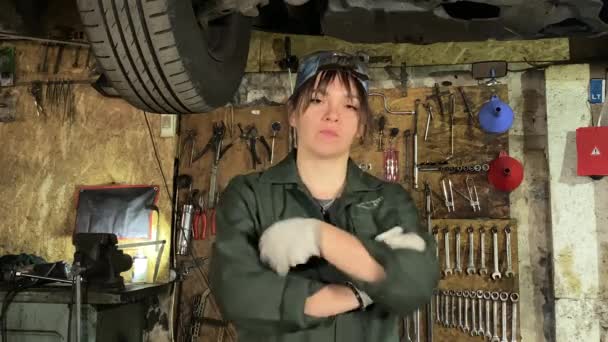Portret Kobiety Mechanik Kombinezonach Stoi Pod Podnoszonym Pojazdem Tle Narzędzia — Wideo stockowe
