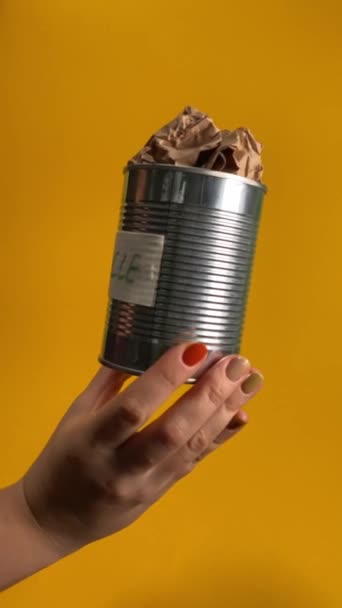 Recyclingkonzept Eine Weibliche Hand Hält Eine Blechbüchse Mit Papiermüll Und — Stockvideo