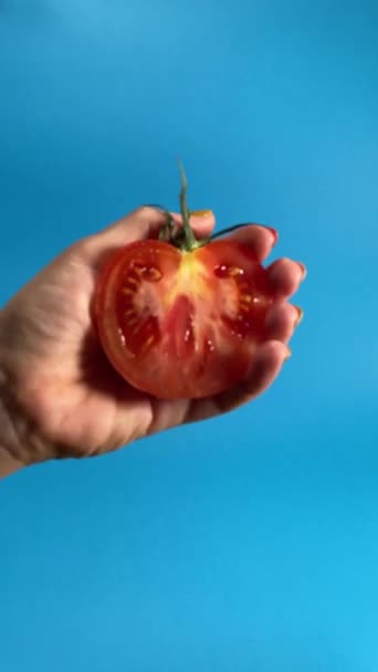 Vrouwelijke Hand Houdt Knijpt Een Rijpe Tomaat Het Extraheren Van — Stockvideo