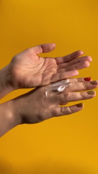 Ομορφιά Και Καθημερινή Έννοια Φροντίδας Του Δέρματος Γυναικεία Χέρια Απλώστε — Αρχείο Βίντεο