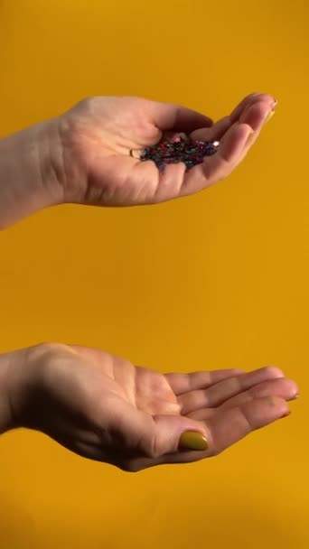 Fröhliche Urlaubsstimmung Lebendigen Vertikalen Aufnahmen Weibliche Hände Übergießen Sich Mit — Stockvideo