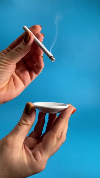 Никакого Табака Хватит Курить Женская Рука Гасит Дымящуюся Сигарету Разбивая — стоковое видео