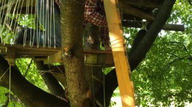 Aile bağı. Büyük açık havada birlikte vakit geçirerek çocukluğun keyfi. Baba ve ilköğretim çağındaki çocuklar neşe içinde bir ağaç ev inşa ederek harika çocukluk anıları yaratıyorlar..