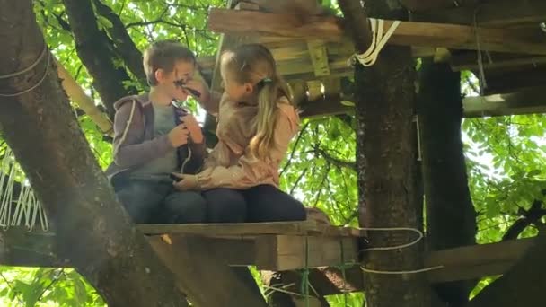 Joie Enfance Passant Temps Libre Dans Une Cabane Été Extérieur — Video