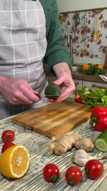Koncepcja Kulinarna Składniki Przygotowujące Domowe Jedzenie Pionowe Ujęcie Nierozpoznawalnego Mężczyzny — Wideo stockowe