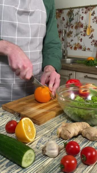 Koncepcja Kulinarna Składniki Przygotowujące Domowe Jedzenie Pionowe Postrzelenie Człowieka Fartuch — Wideo stockowe