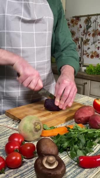 Koncepcja Kulinarna Składniki Przygotowujące Domowe Jedzenie Pionowy Strzał Nierozpoznawalny Mężczyzna — Wideo stockowe