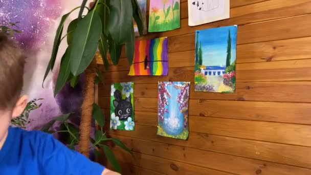 Νεανική Καλλιτεχνική Φαντασία Παιδικό Χόμπι Ένα Χαριτωμένο Αγοράκι Εκφράζει Δημιουργικότητά — Αρχείο Βίντεο