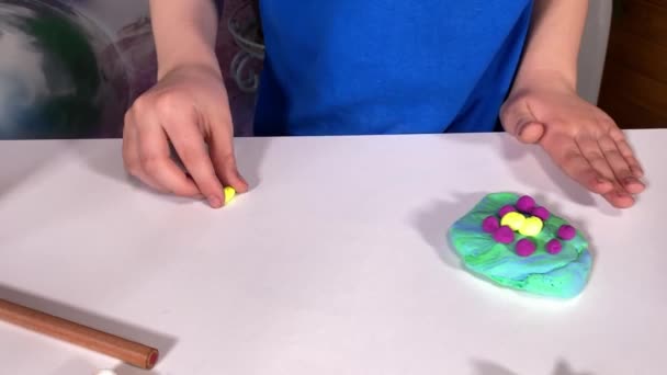 Gençlik Sanatsal Ifadeleri Çocukluk Hobileri Şirin Küçük Çocuk Yaratıcı Oyunlar — Stok video