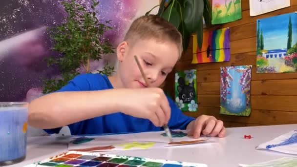 Mladistvý Umělecký Projev Dětský Koníček Roztomilý Chlapeček Zabývá Akvarelovou Malbou — Stock video