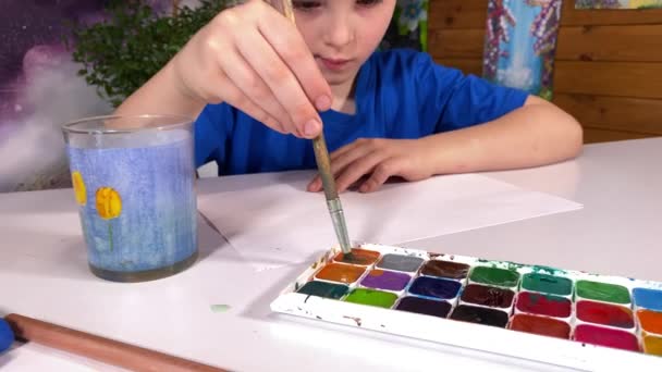 Expressão Artística Jovem Conceito Hobby Infantil Menino Bonito Envolve Pintura — Vídeo de Stock