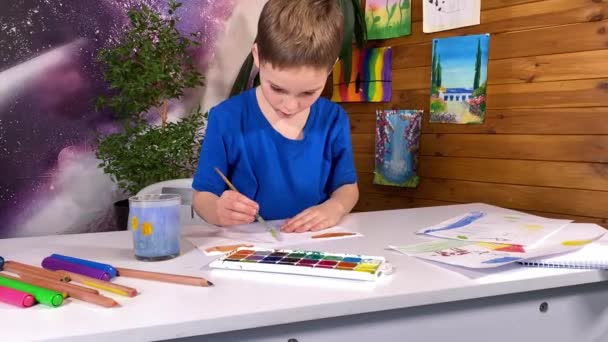 Młodzieńcza Ekspresja Artystyczna Dziecięce Hobby Słodki Chłopczyk Angażuje Się Malowanie — Wideo stockowe
