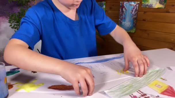 Expressão Artística Jovem Passatempo Infantil Menino Bonito Explora Sua Criatividade — Vídeo de Stock