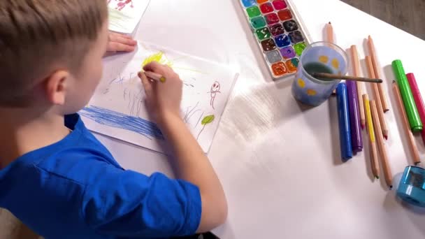 Jeugdige Artistieke Verbeelding Kinderhobby Een Schattig Jongetje Drukt Zijn Creativiteit — Stockvideo