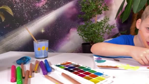Kapryśny Moment Dziecięcej Niewinności Wyobraźni Uroczy Mały Chłopiec Rysunek Kolorowych — Wideo stockowe