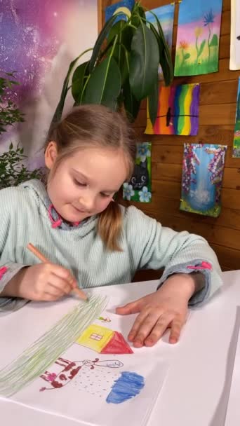 Молодіжне Художнє Вираження Дитяче Хобі Вертикальний Знімок Милої Дівчини Досліджує — стокове відео