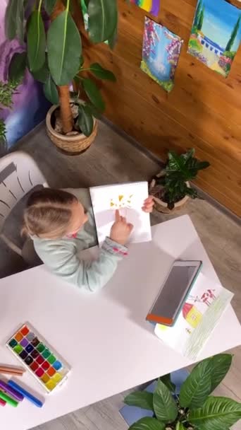 Diffusion Créative Passe Temps Enfance Vertical Little Kid Blogger Partage — Video