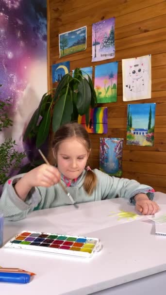青春的艺术表达 童年的业余爱好 一个可爱的小女孩垂直地从事水彩画 在室内绘画和室内植物的背景下探索她的创造力和想象力 — 图库视频影像