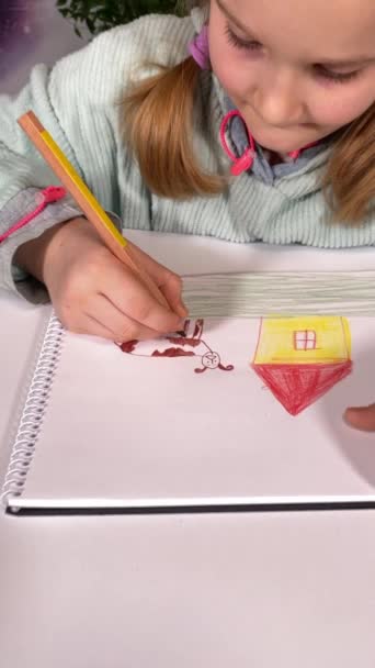 Imaginación Artística Juvenil Pasatiempo Infantil Niña Encantadora Vertical Expresa Creatividad — Vídeos de Stock
