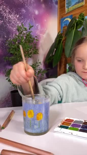 Gençlik Sanatsal Ifadeleri Çocukluk Hobileri Tatlı Küçük Bir Kızın Dikey — Stok video